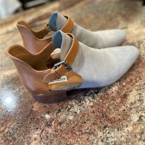 Steve Madden Corryn Women's Two-Tone Ankle Boots